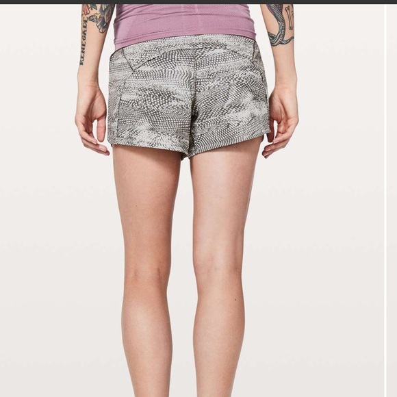 SOLD💕Lululemon Run Times Short II *4” EUC - Picture 4 of 9